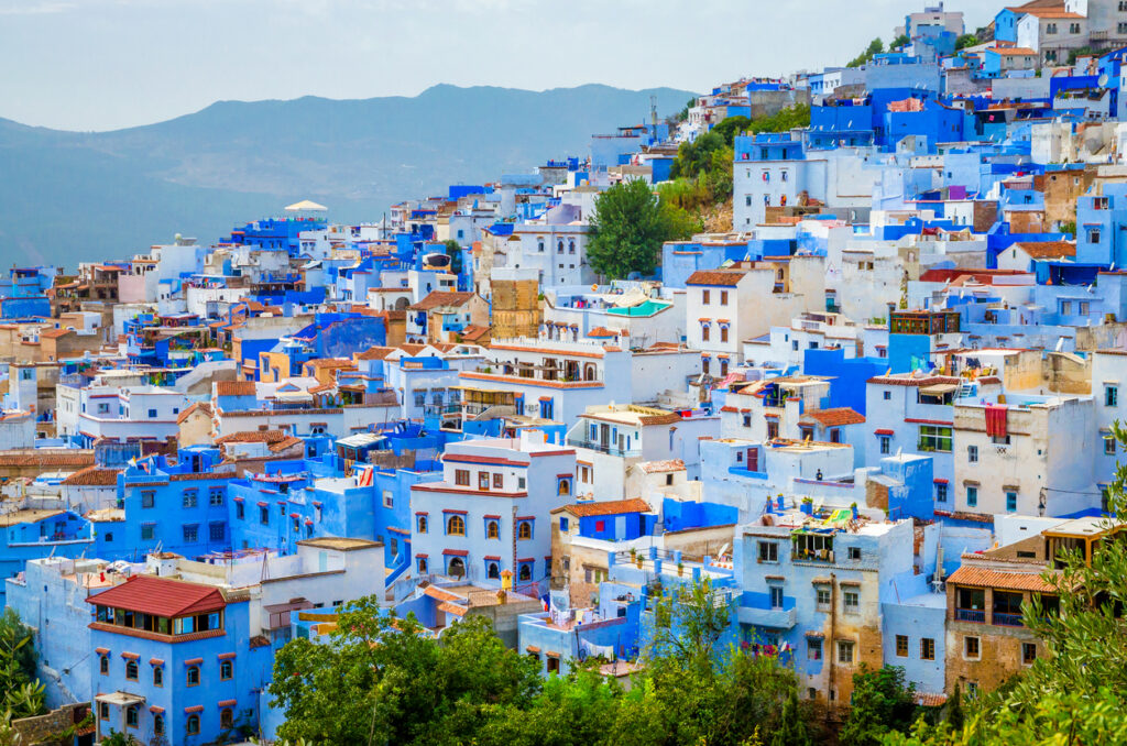 Vista aérea da medina azul da cidade Chefchaouen, Marrocos, África, um dos países mais baratos para viajar.