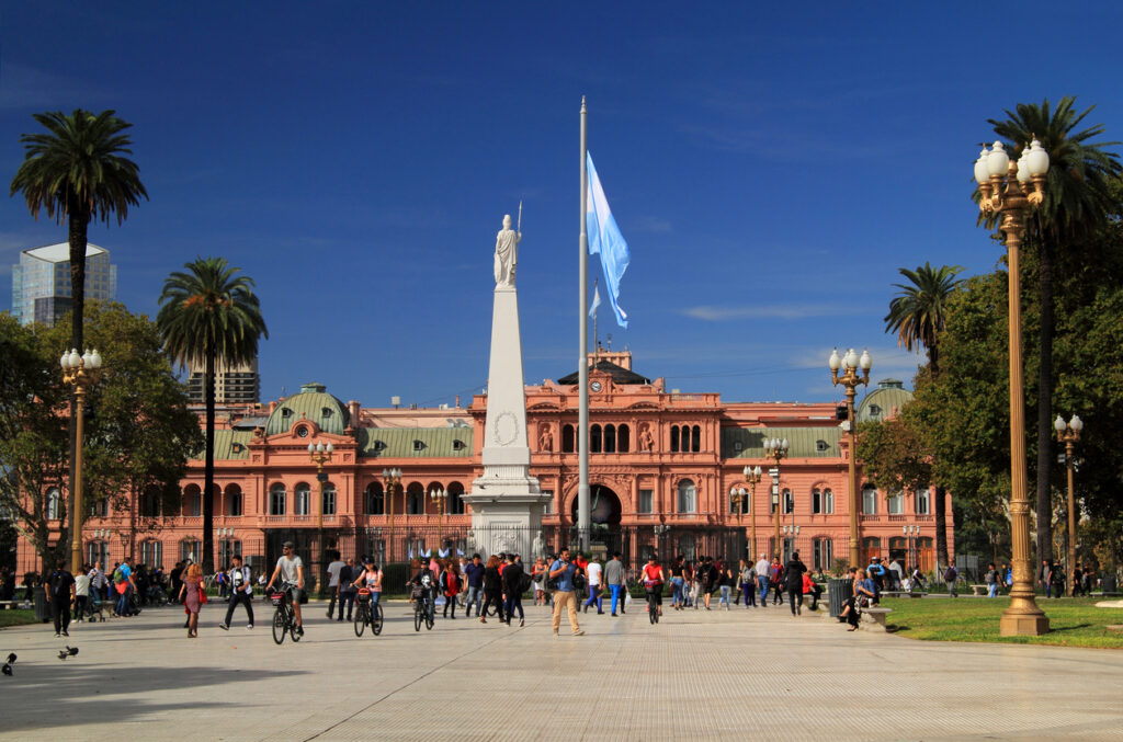 A Casa Rosada, vista aqui, é sem dúvida o marco mais proeminente localizado na histórica Plaza de Mayo em Buenos Aires, um dos países mais baratos para viajar, acumular milhas e vender para ter uma renda extra.