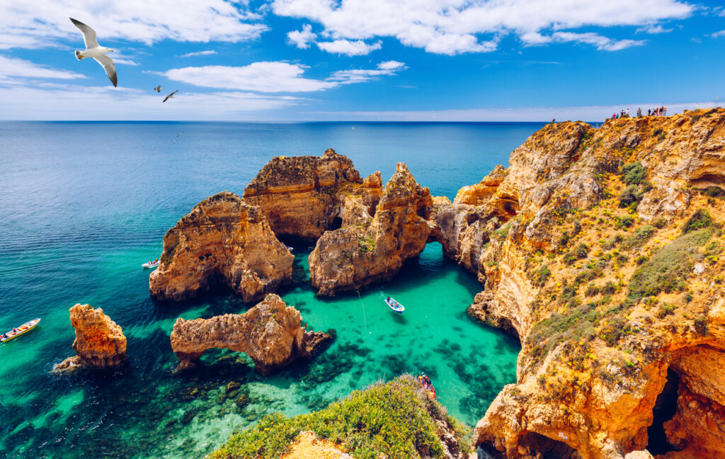 A imagem é uma foto da Gruta de Benagil, um dos pontos turísticos mais famosos de Portugual. O lugar é uma ótima opção de passeio para uma viagem para Portugal