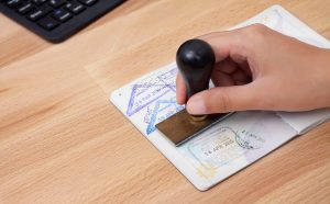 Imagem de passaporte sendo carimbado