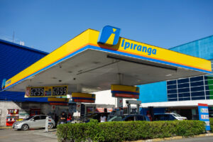 São Paulo, Brasil: vista frontal da empresa brasileira de petróleo e posto de gasolina Ipiranga. Logotipo da marca. Posto Ipiranga, acumula pontos no programa KM de vantagens.